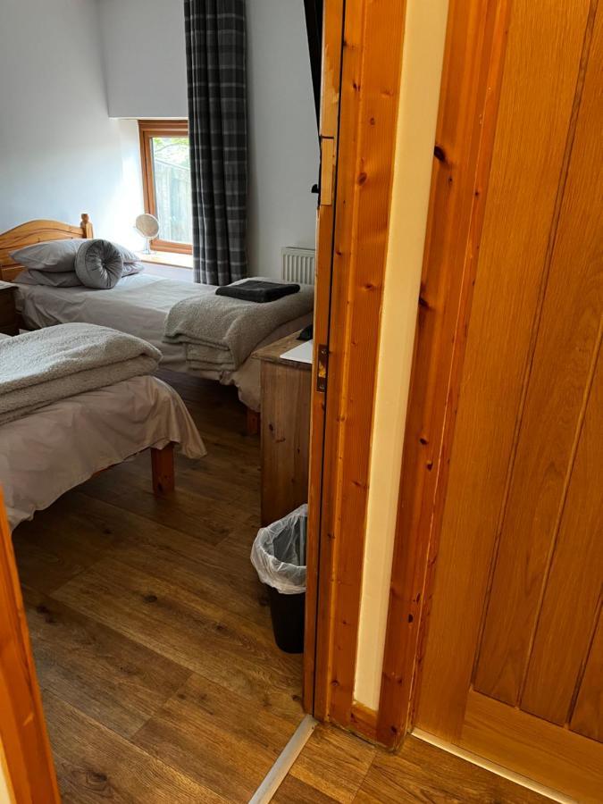 Beudy Bach Bed & Breakfast Cross Hands Dış mekan fotoğraf