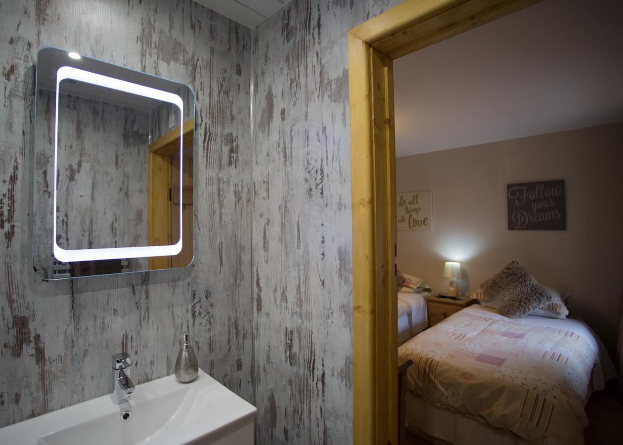 Beudy Bach Bed & Breakfast Cross Hands Dış mekan fotoğraf