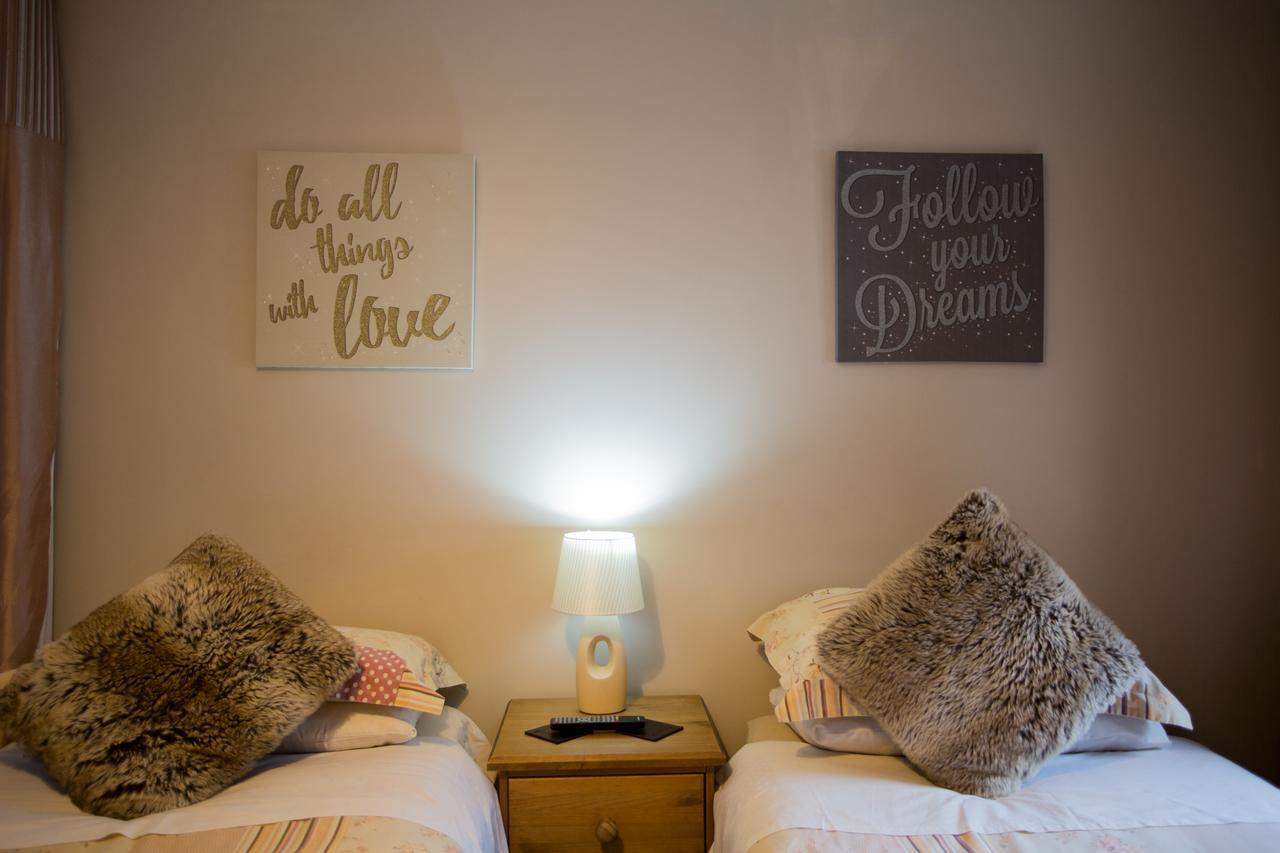 Beudy Bach Bed & Breakfast Cross Hands Dış mekan fotoğraf